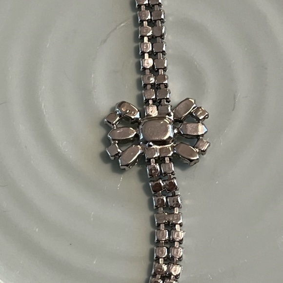 Pretty Vintage Costume Bracelet - Picture 2 of 5